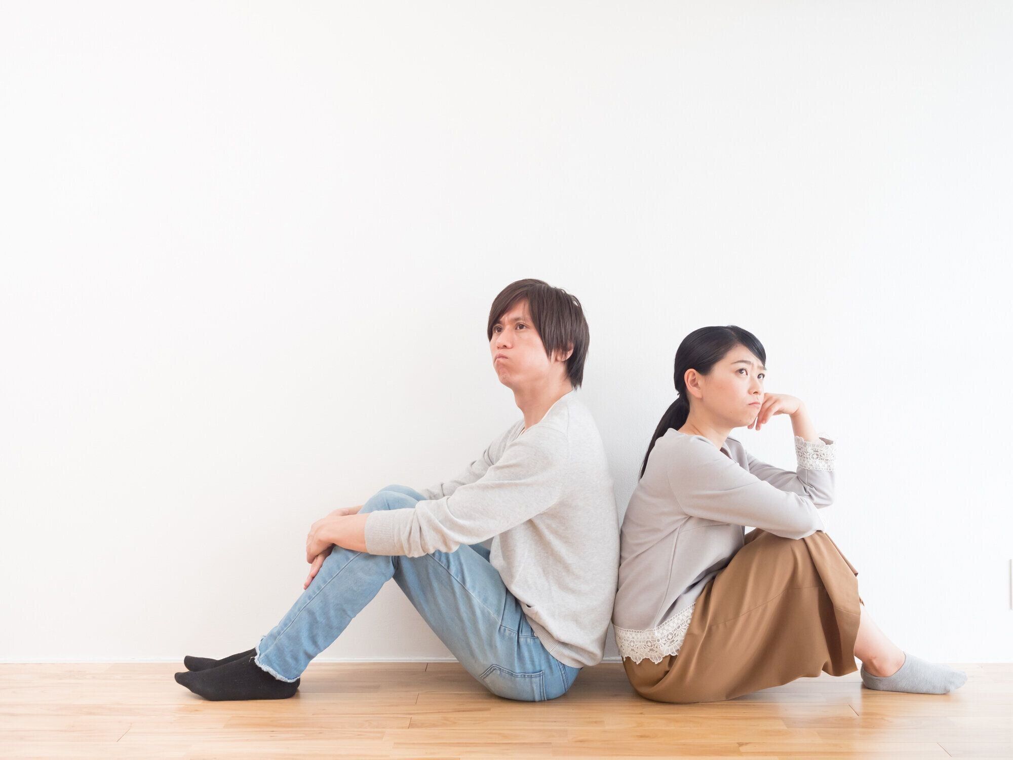 リビング ライフ スタイル イメージで若いアジアのカップル