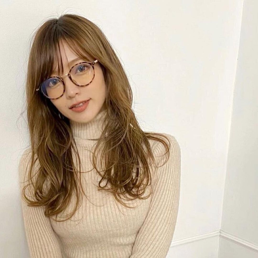 40代に似合うロングヘアスタイル 毛先にゆるめのパーマを加えてフェミニンさを