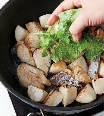 魚のフライパン焼きも文句なし さわらとかぶの焼きびたし サンキュ