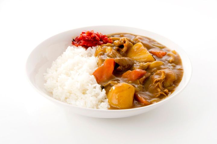 日本食、白い背景にご飯を使ったポークカレー