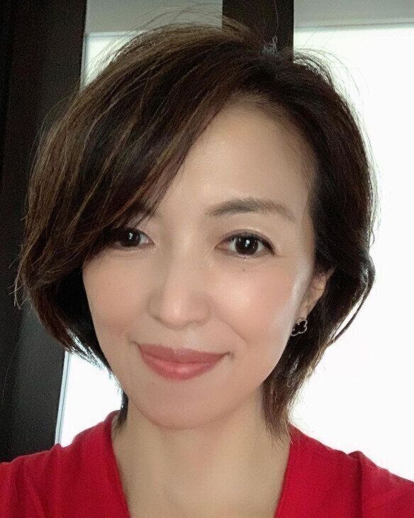 40代女性に似合うふんわりショートヘアスタイル。上品な明るめハイライトショート