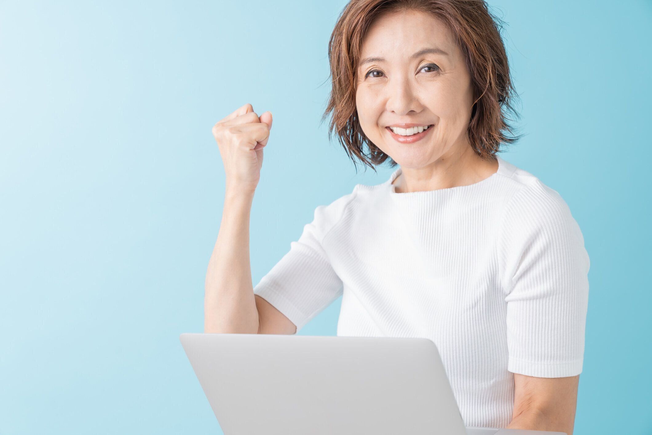 ラップトップを使用してシニア年齢の女性