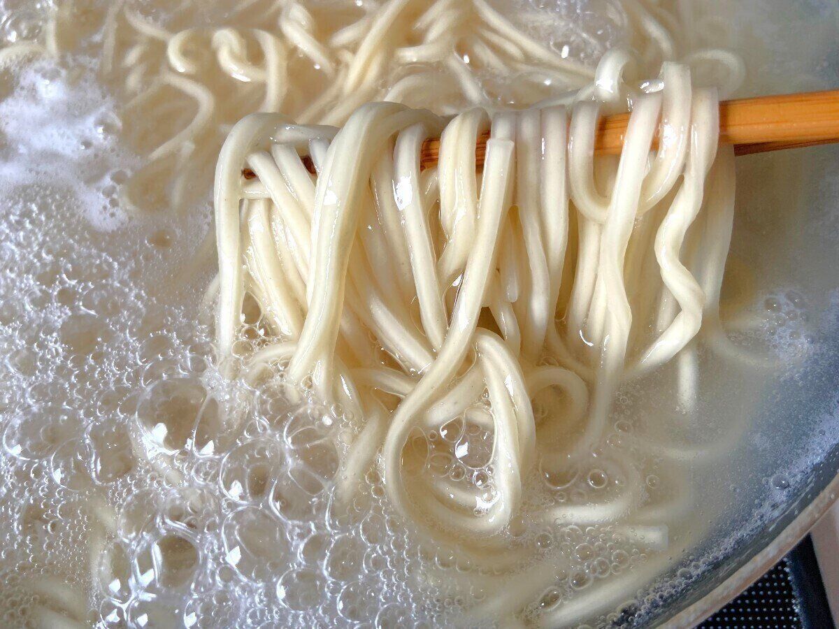 麺を茹でる