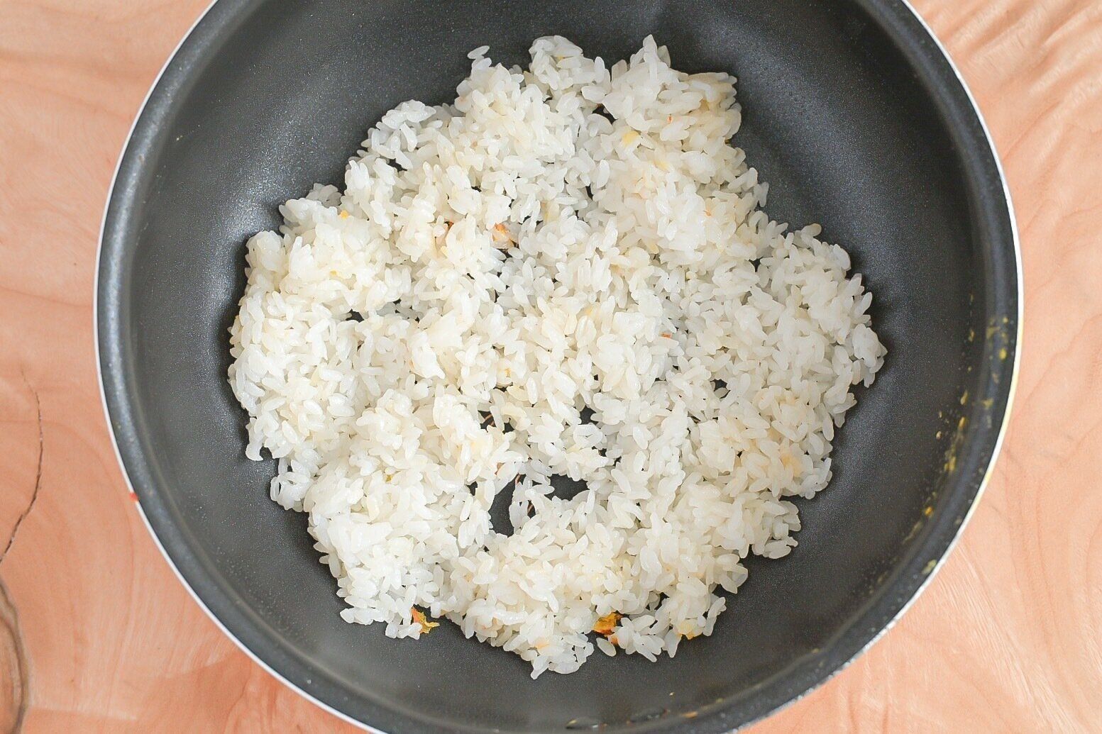 フライパンに入ったごはん