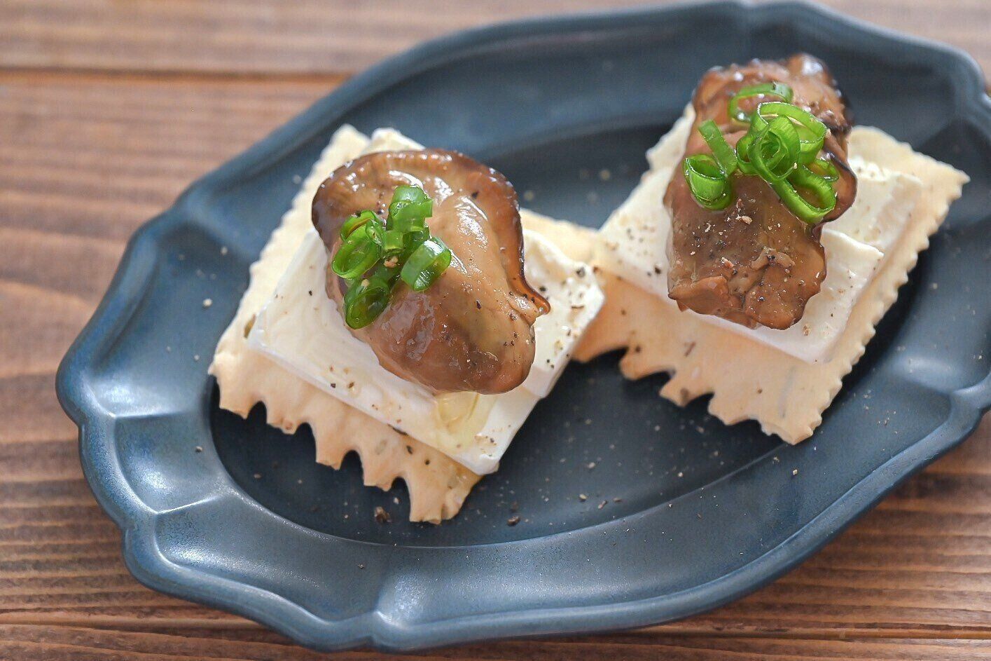 皿に盛られた牡蠣クラッカー