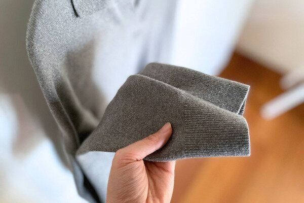 秋服を手に取る様子