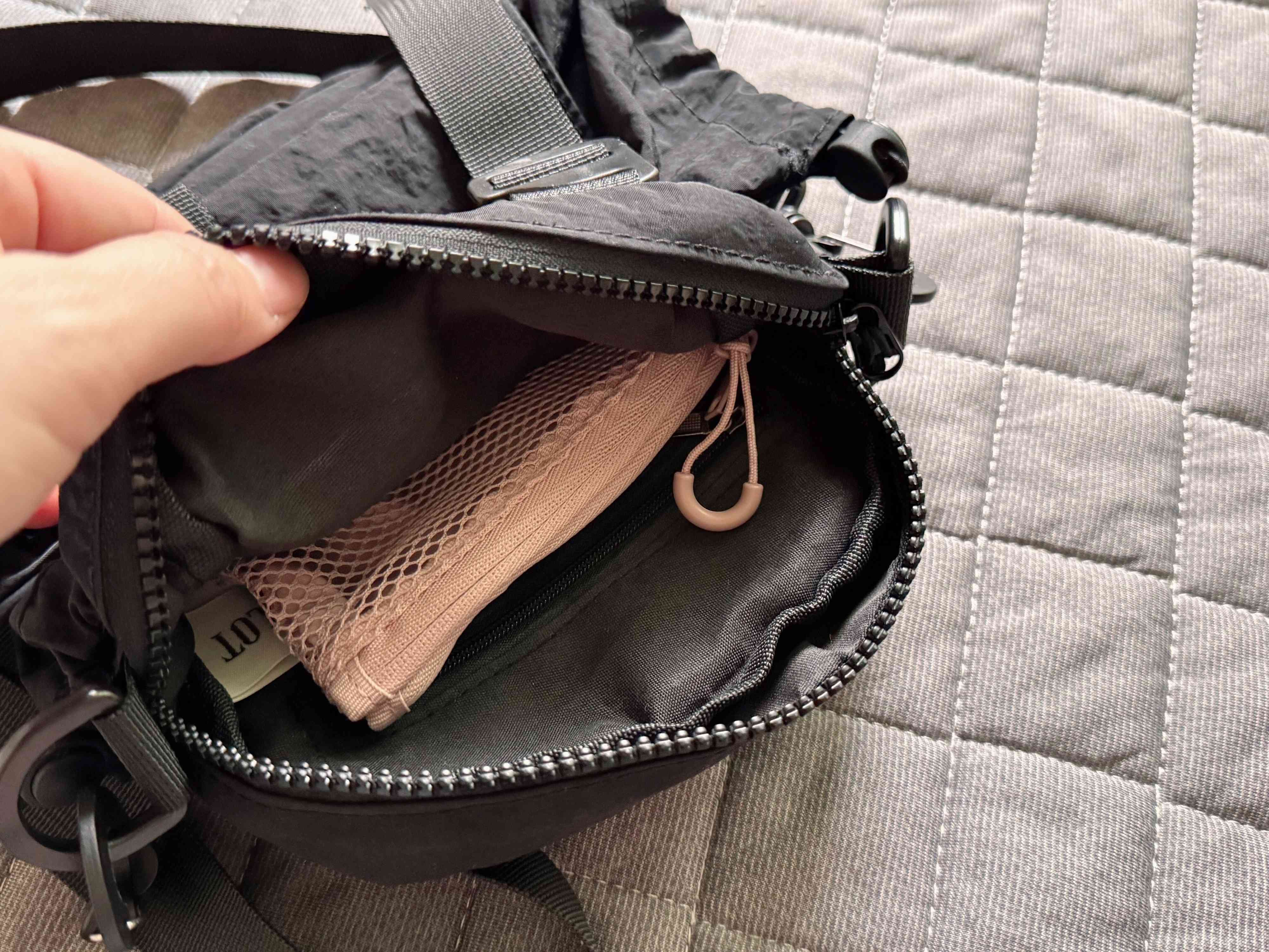 2．小さなバッグにも入れやすいから