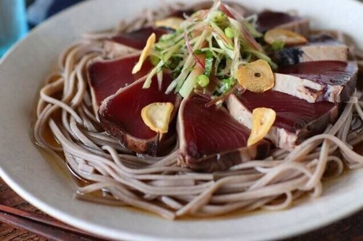 香味野菜とカツオたたきの冷やし和えそば