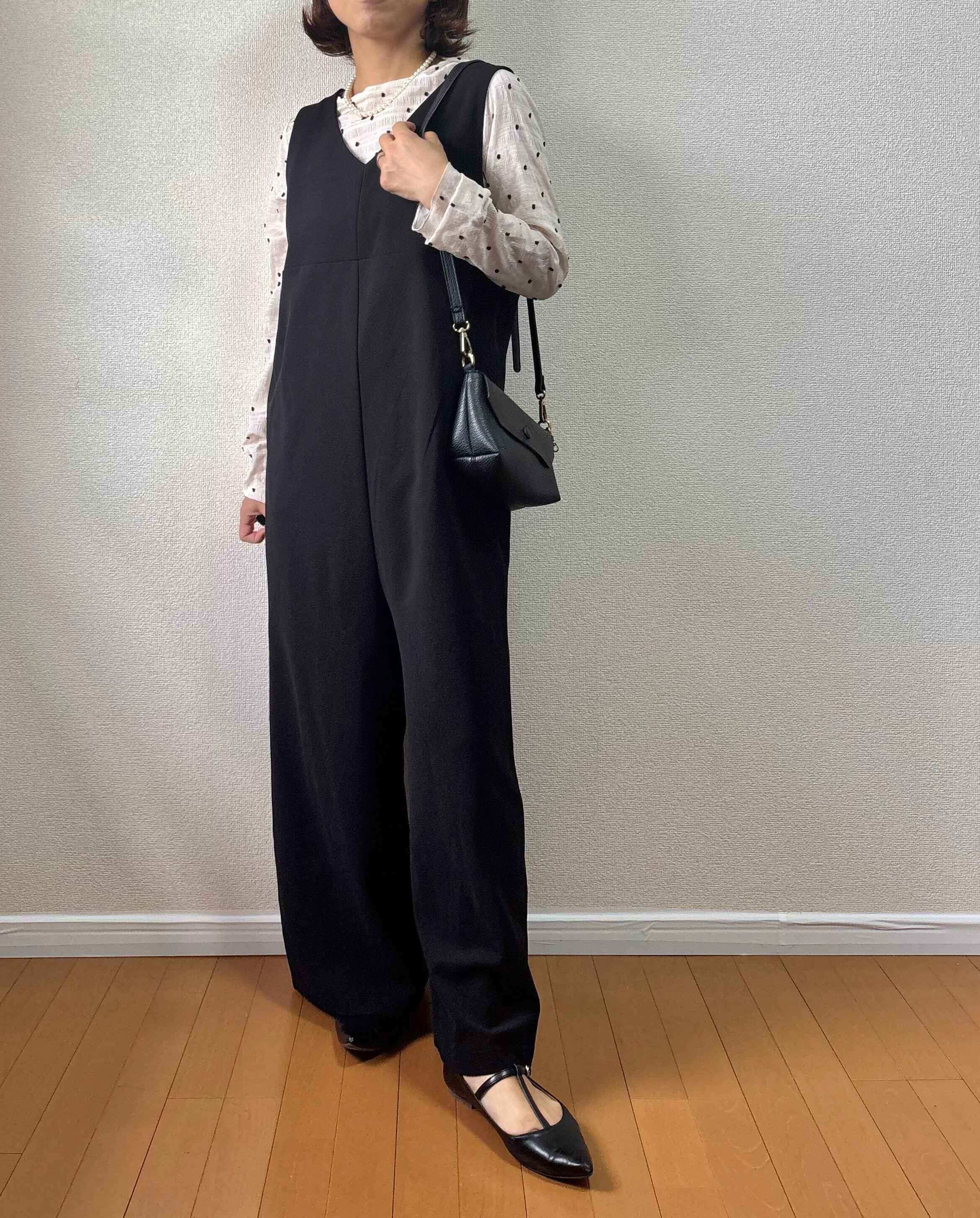 ドットトップスをサロペットのインナーにしたコーディネート