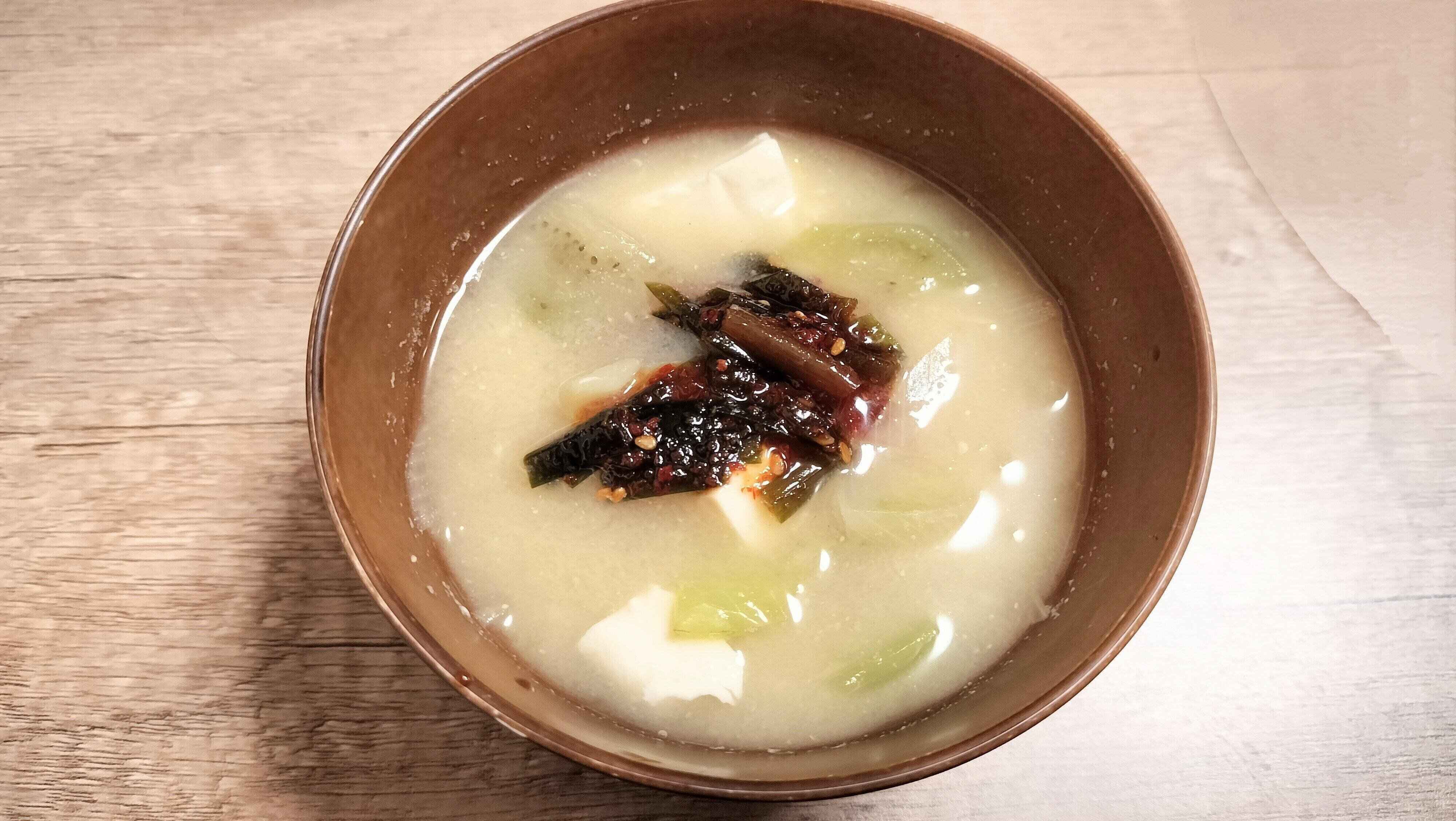 味噌汁にニラだれをいれる