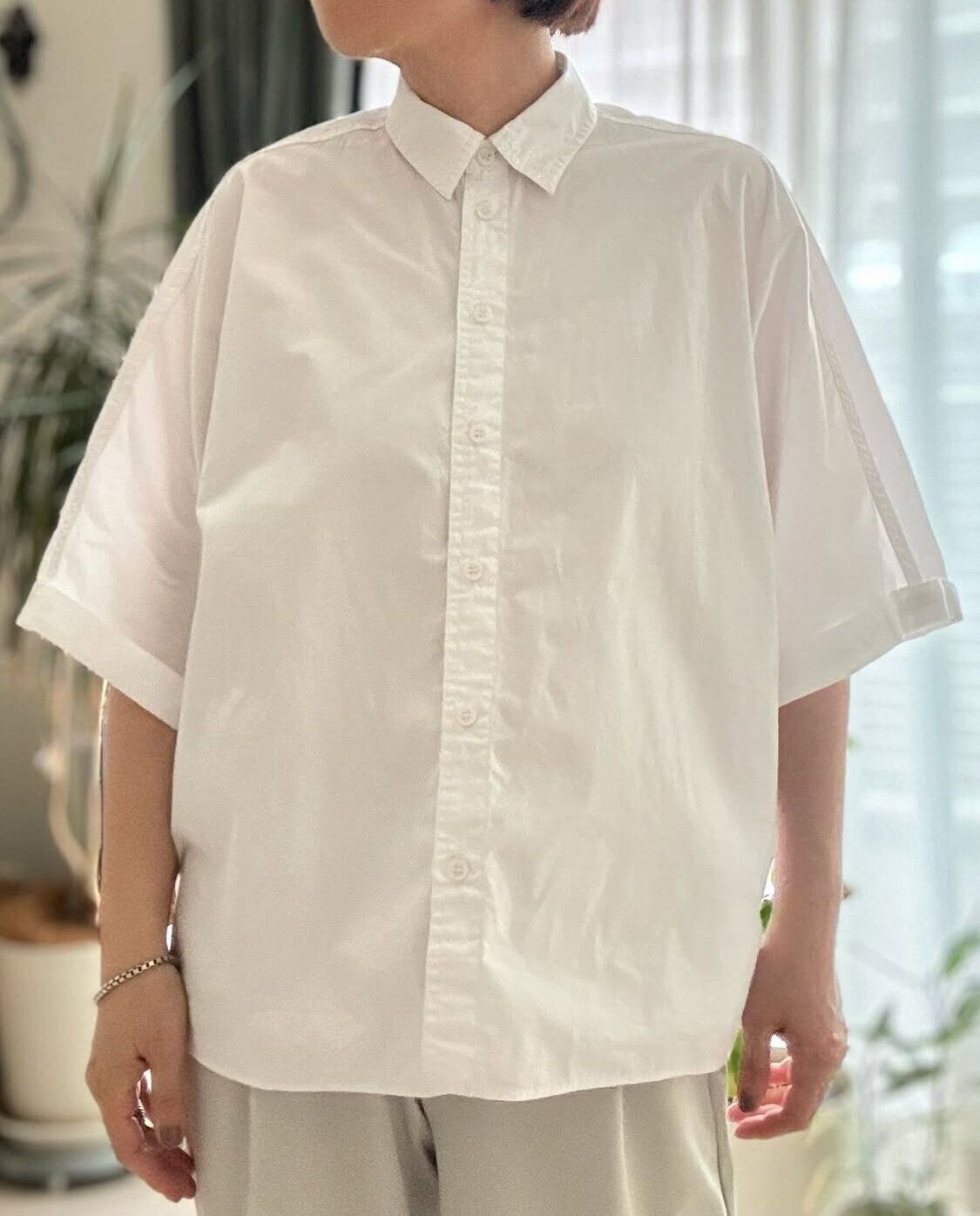 5分袖白シャツ