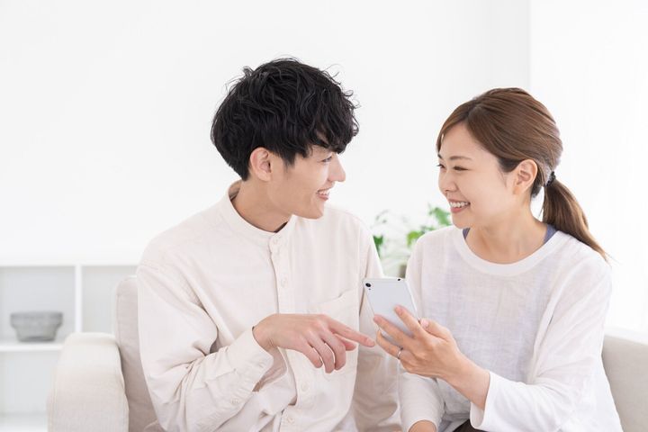 現代の家庭でのカップル、スマートフォン
