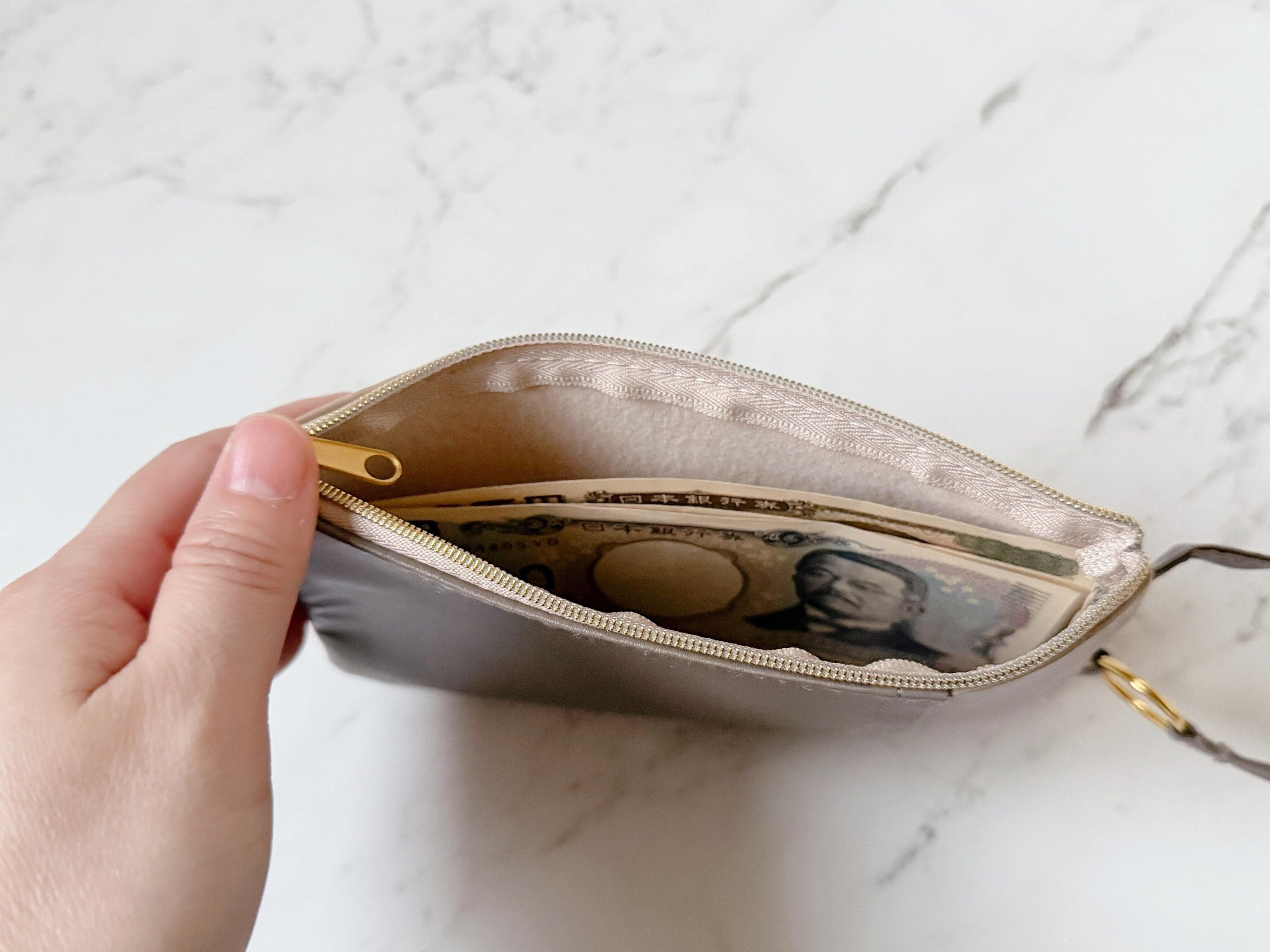 お札を折らずに入れられる！