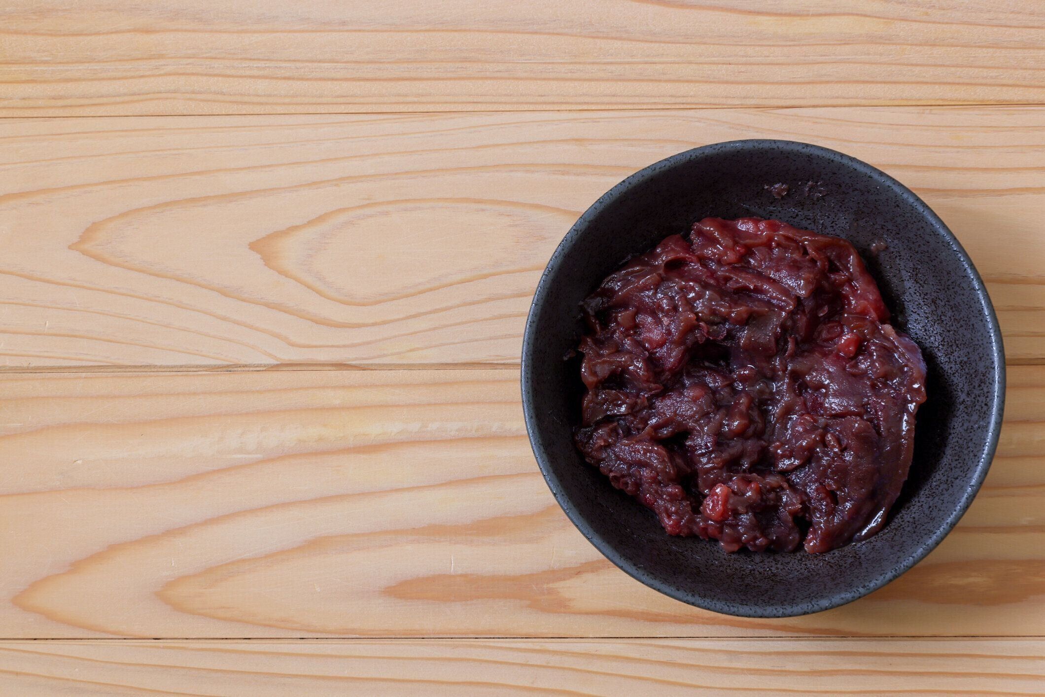 黒いボウルに日本のアンコと呼ばれる赤豆ペースト