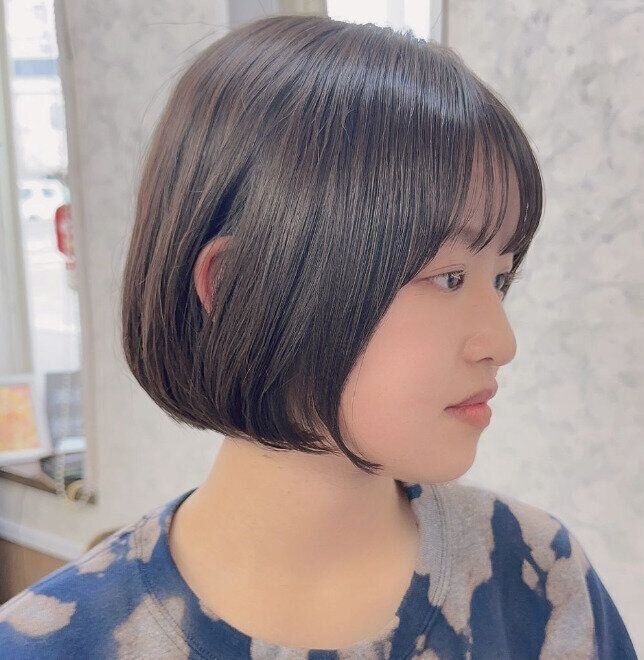 小顔効果が期待できる！前下がりボブ