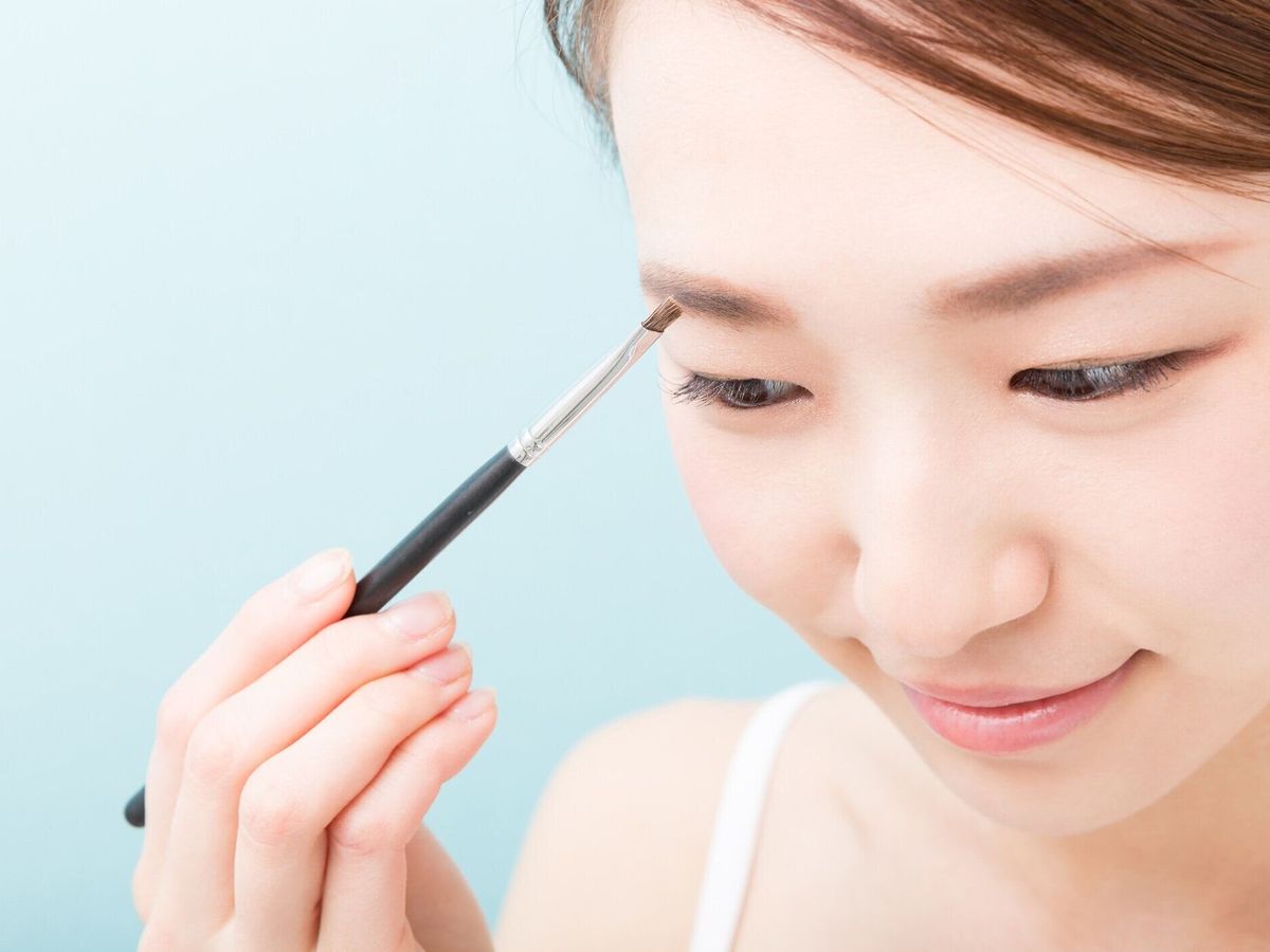 女性の化粧を適用します。