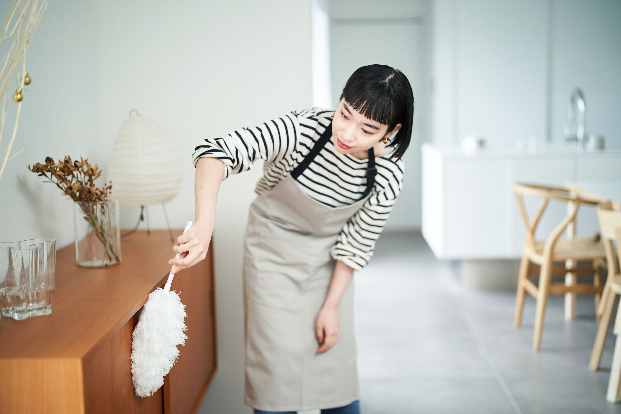 部屋を掃除する若い女性