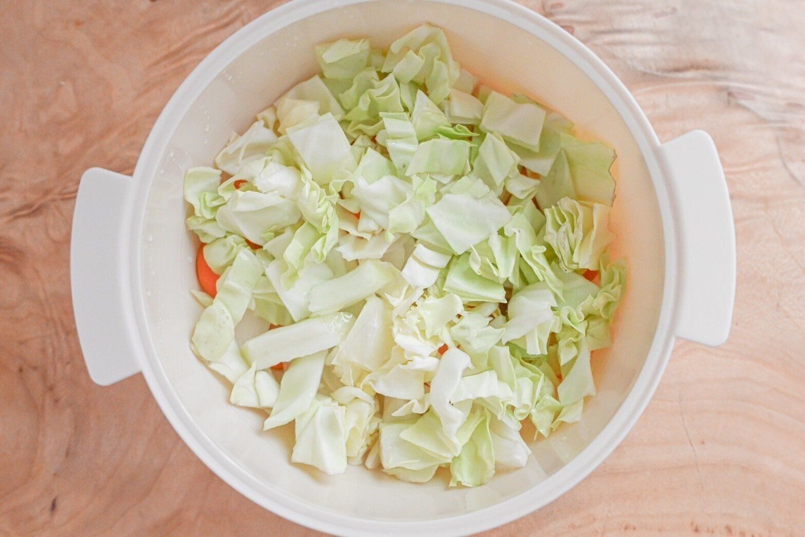 容器に入ったにんじんとキャベツ