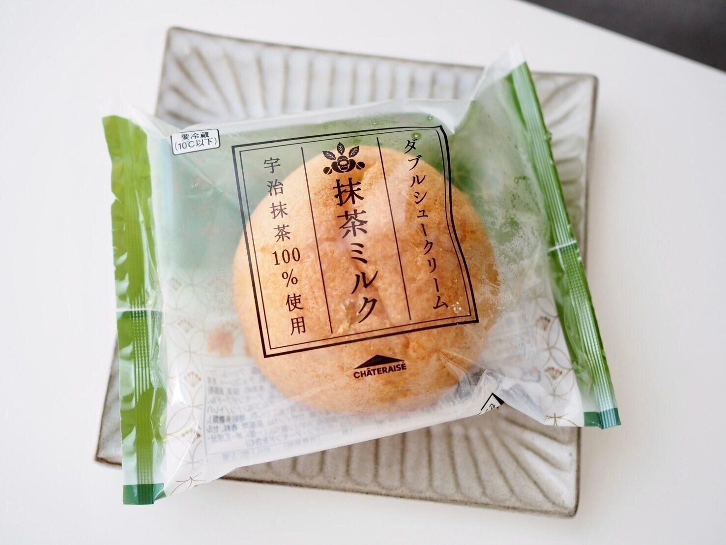 シャトレーゼ「ダブルシュークリーム 抹茶ミルク」商品写真