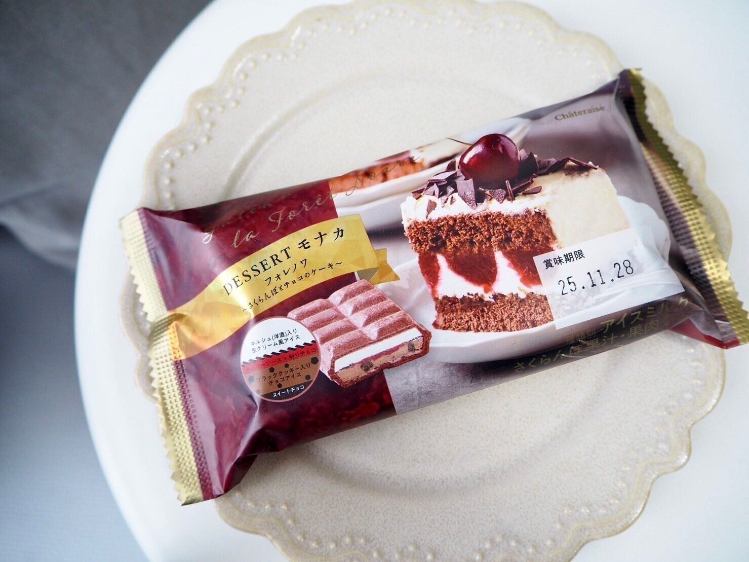 シャトレーゼ「DESSERTモナカ フォレノワ さくらんぼとチョコのケーキ」商品写真