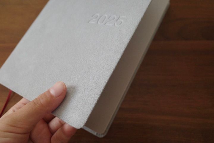 スエード調と色合いがかわいすぎる!無印良品の2025年のスケジュール帳は持てば気分が上がること間違いなし