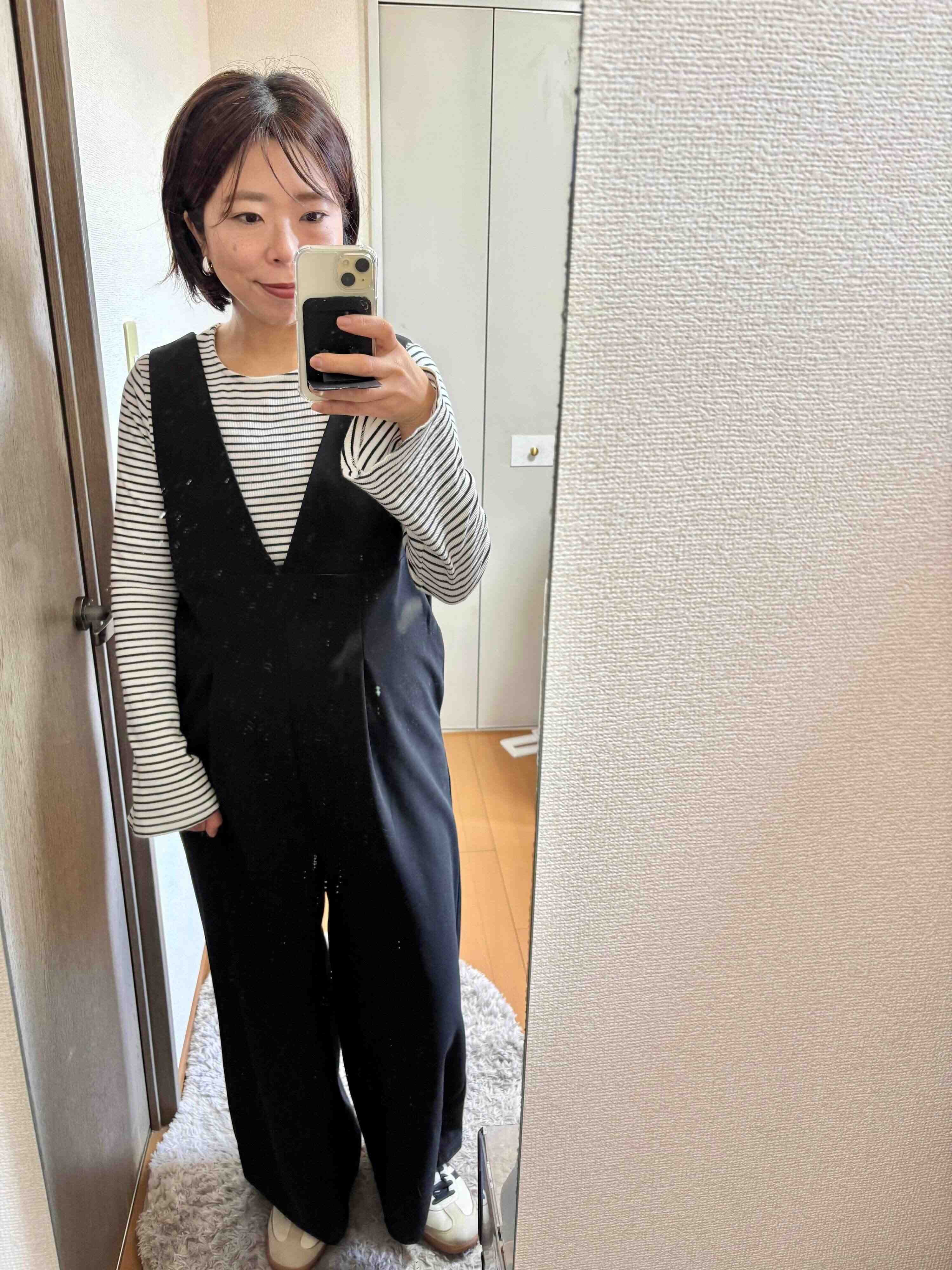 黒のサロペットのコーディネート