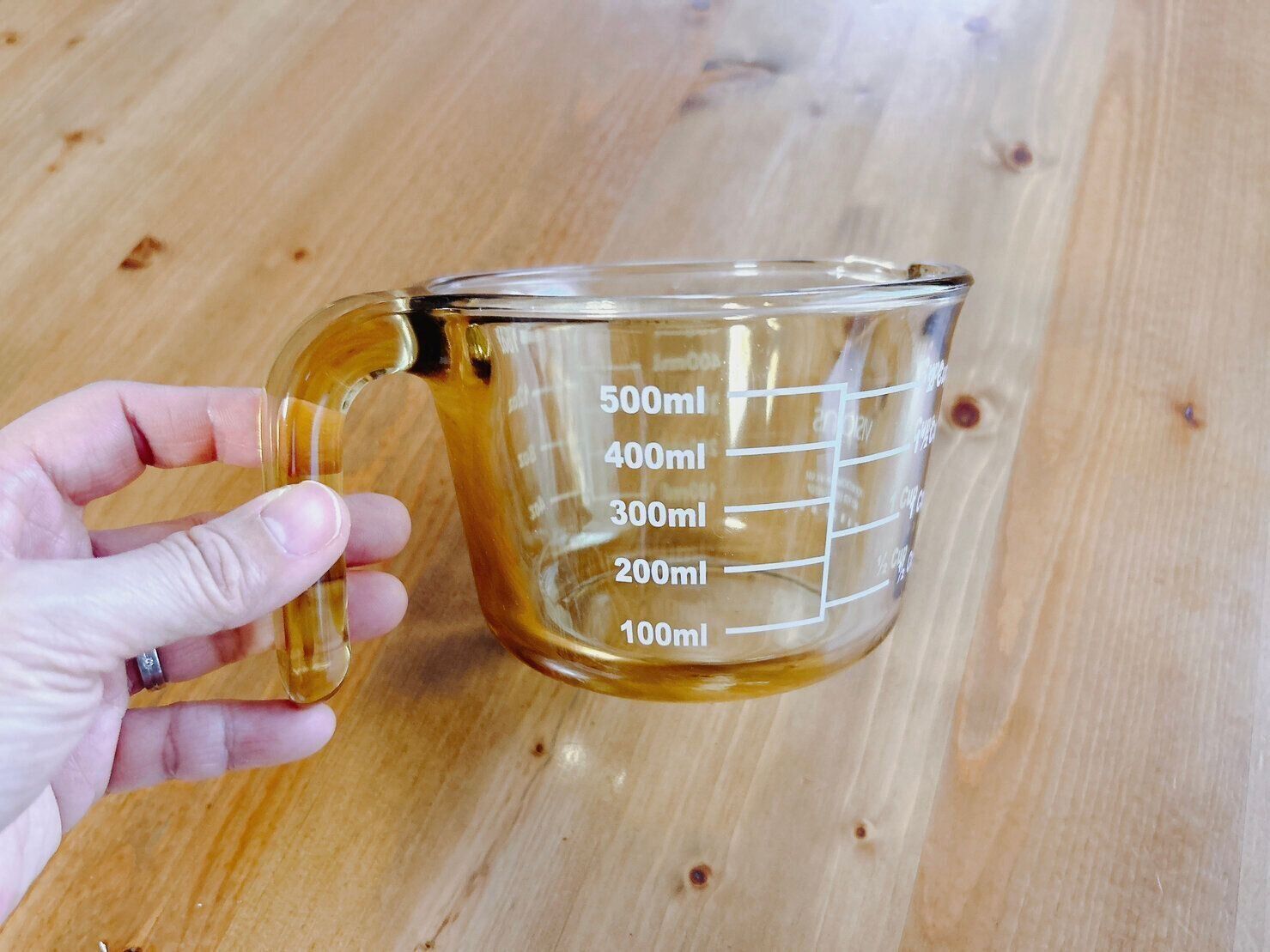 ガラス計量カップ