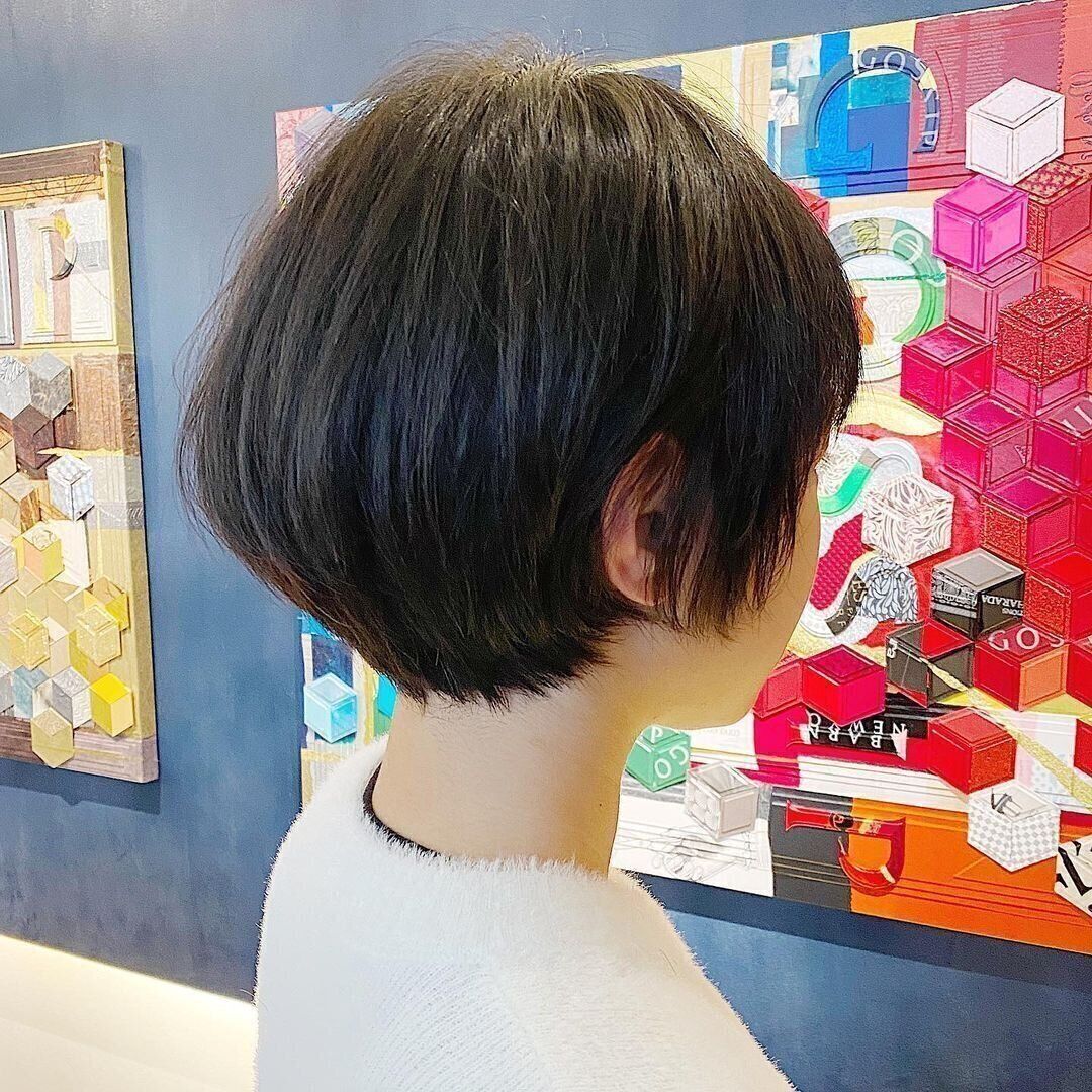 中学生の女の子に似合う流行のヘアスタイル 丸みのあるショートボブで女性らしく！