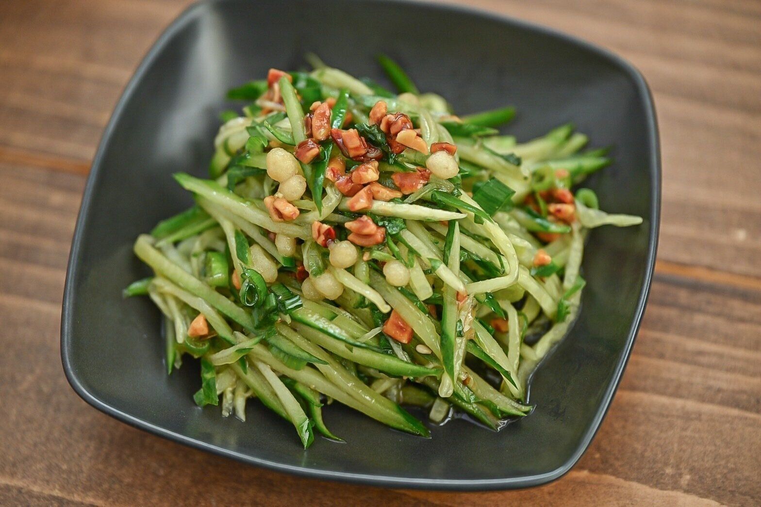黒い皿に盛られたきゅうり「ざくざくたれ　醤油味」和え