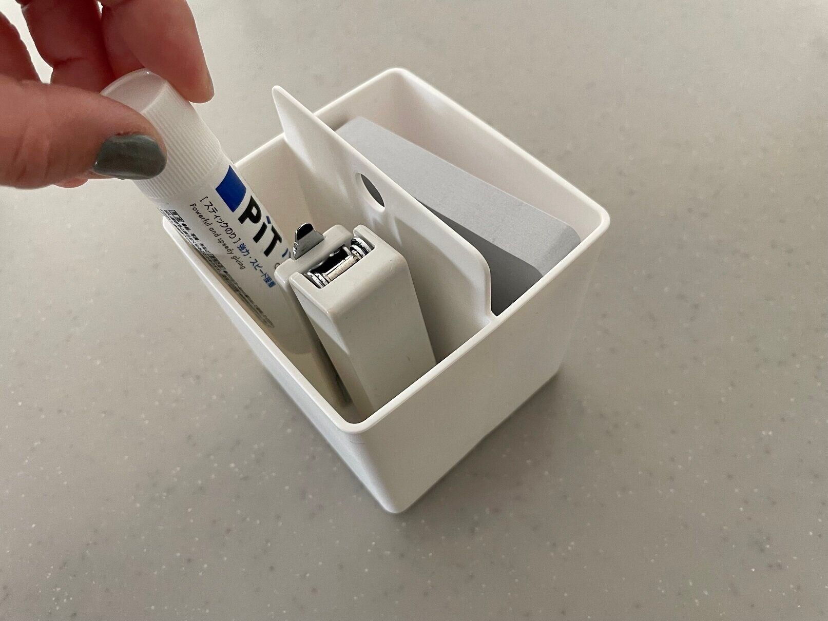 細々とした文具収納にはコレ！セリアの「取っ手付き仕分けケース」で文具をスッキリ