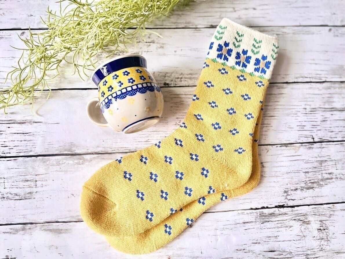 ポーリッシュポタリーのカップとダイソーの裏起毛パイルソックス