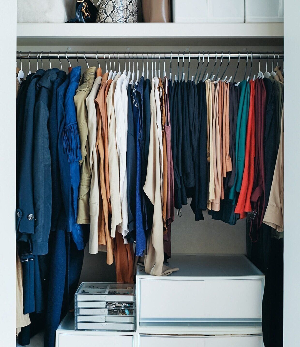 クローゼットがシンプルな人ほど素敵に年を重ねられる リアルクローゼット大公開 サンキュ