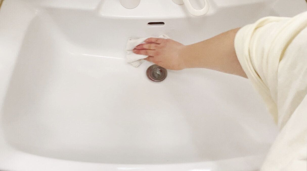 クロスでこする