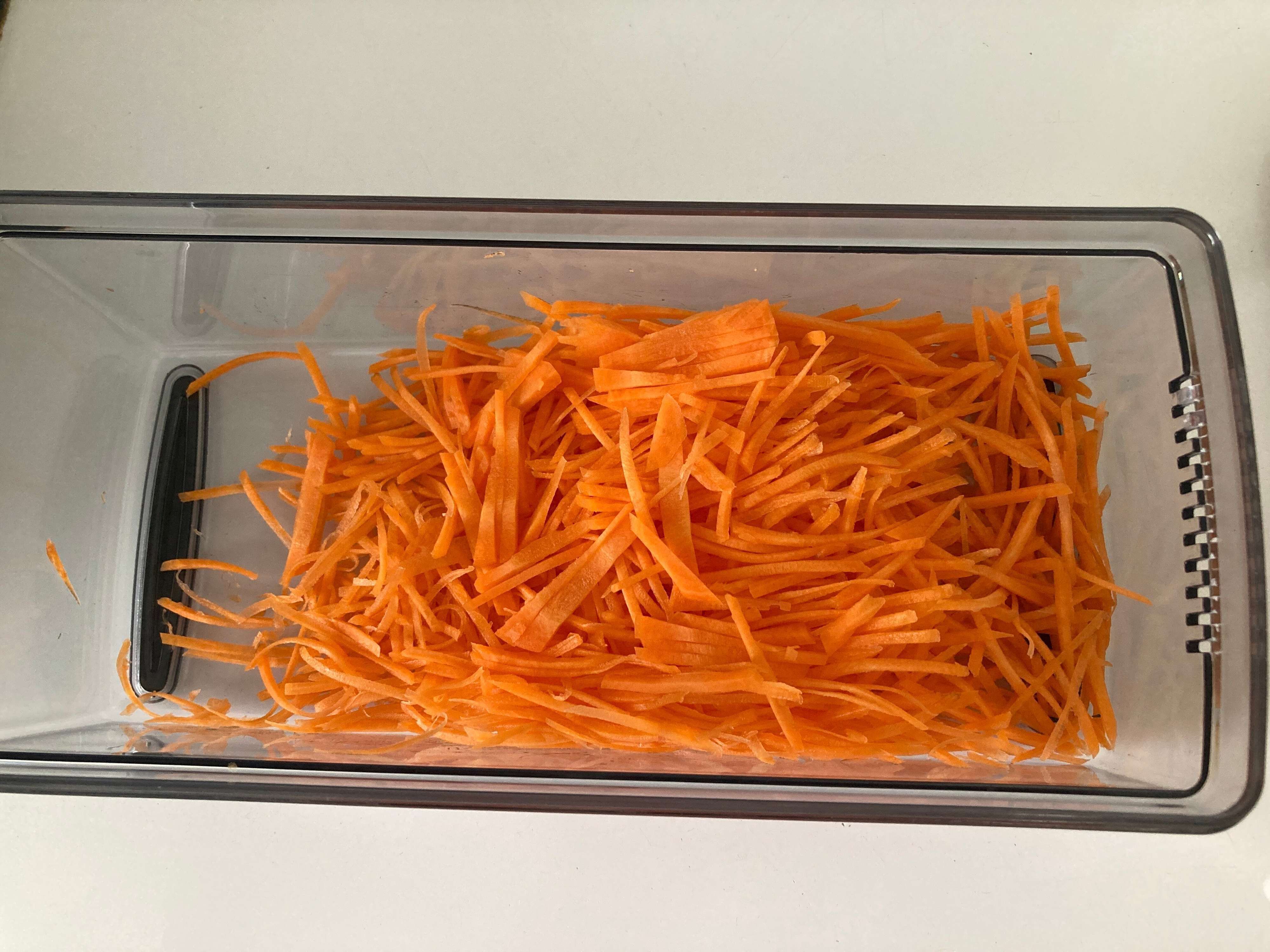 スライサーで千切りにしたにんじん