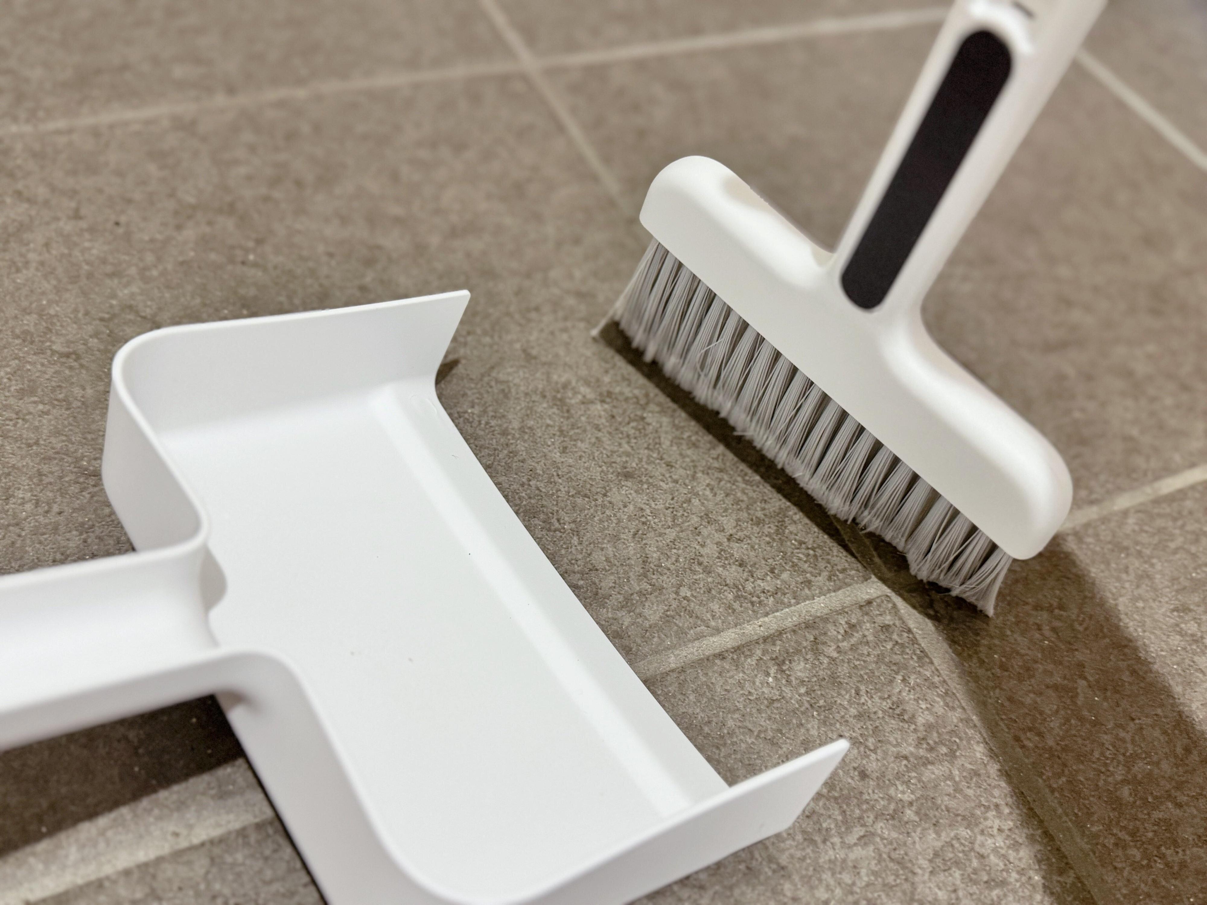 3．斜めカットのブラシでチリを集めやすいから