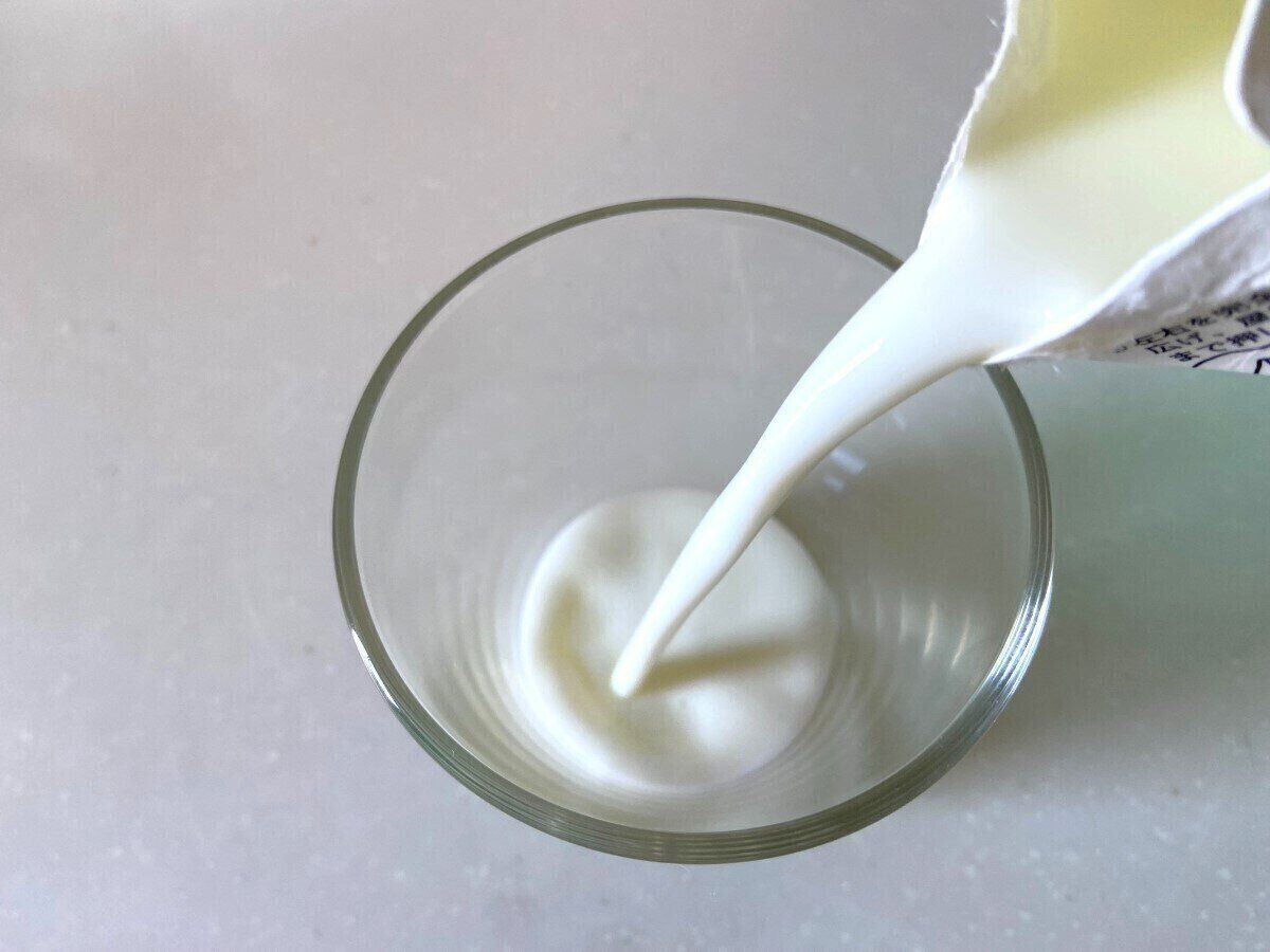 のむヨーグルトを注ぐ