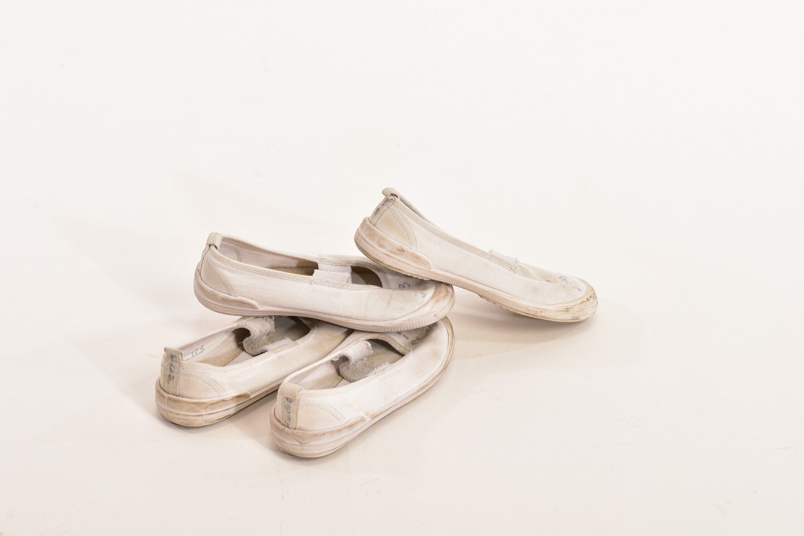 家事の裏ワザ！上履きを真っ白に洗う方法