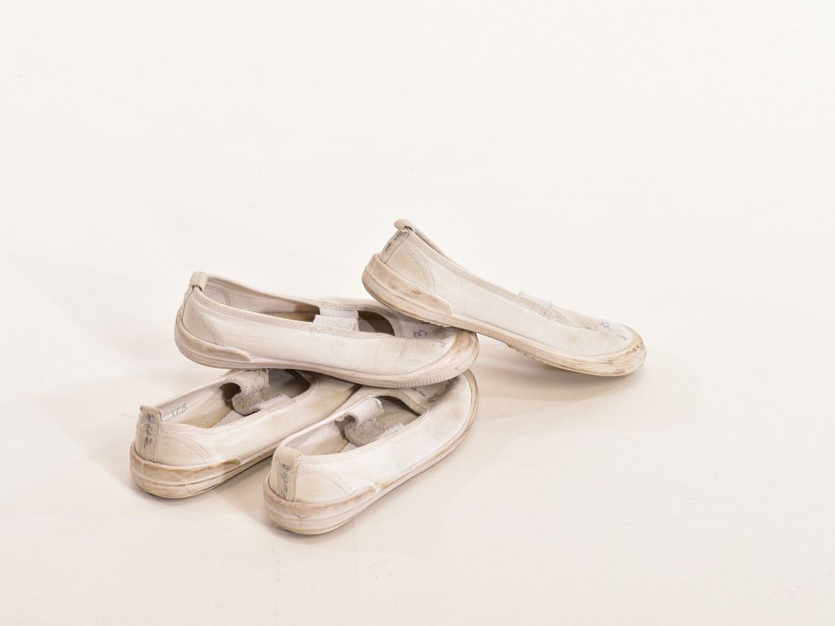 家事の裏ワザ!上履きを真っ白に洗う方法