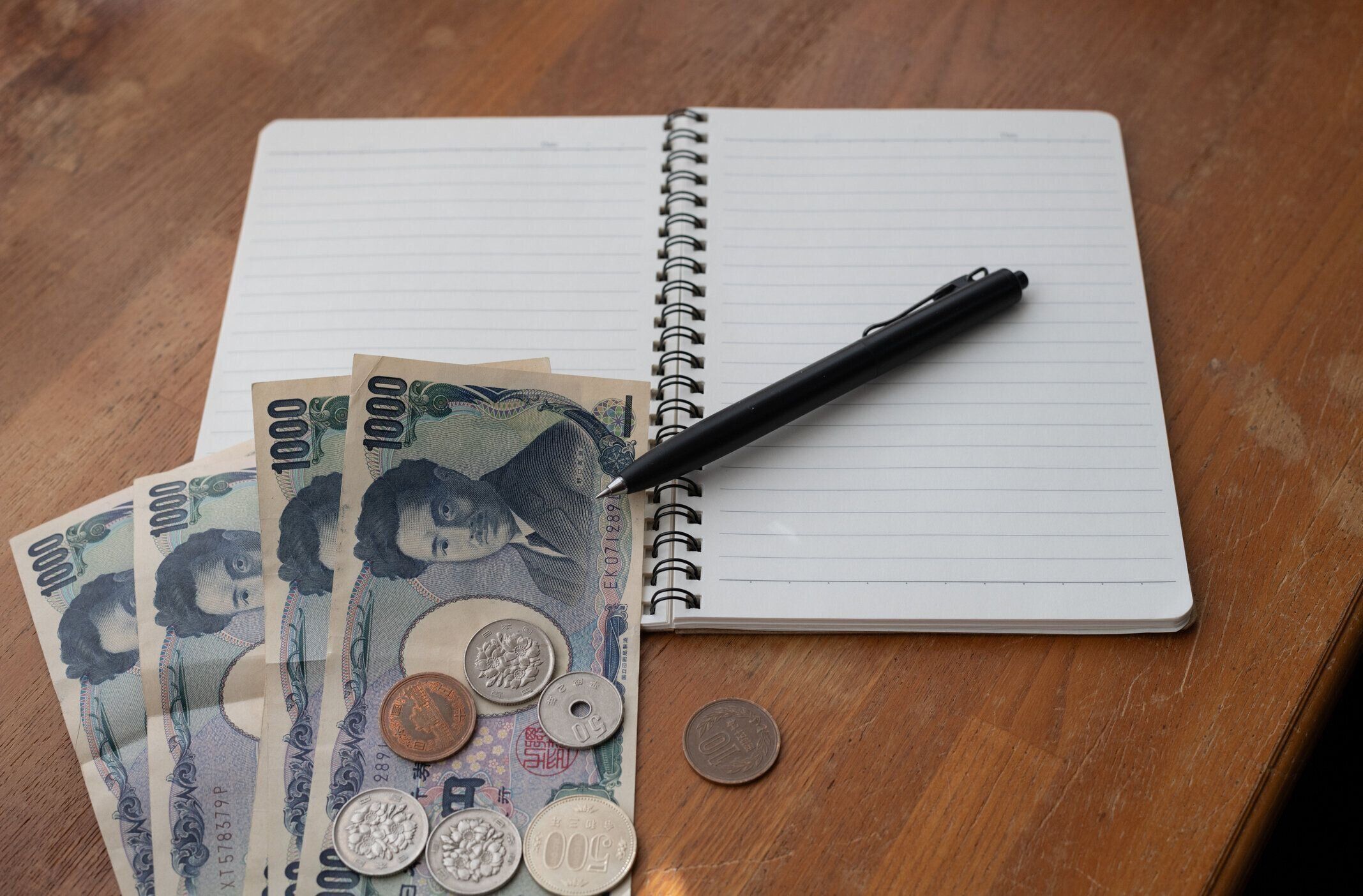 現金と白紙のノート
