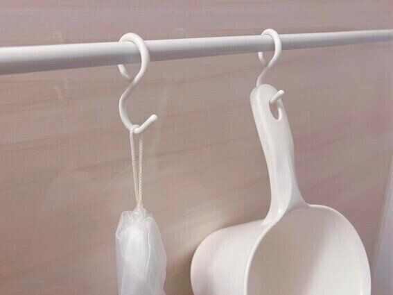 4．浴室のタオルバーに吊り下げ収納