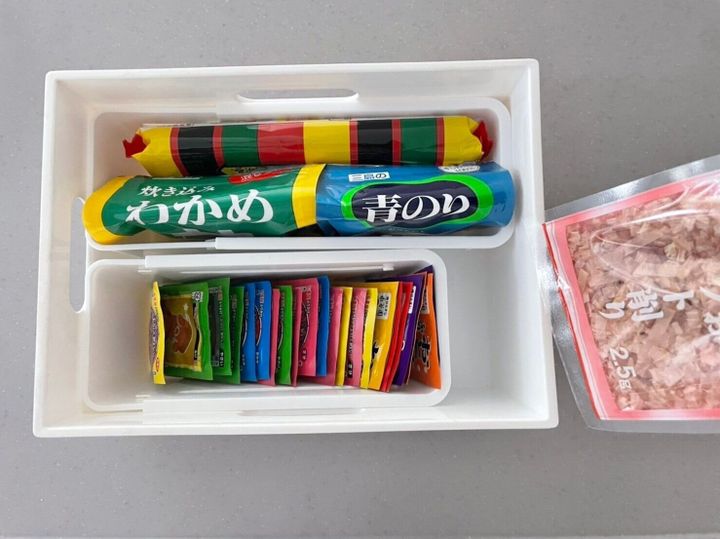 場所に合わせて伸縮できて便利!セリアの伸縮収納トレーで隙間知らず!