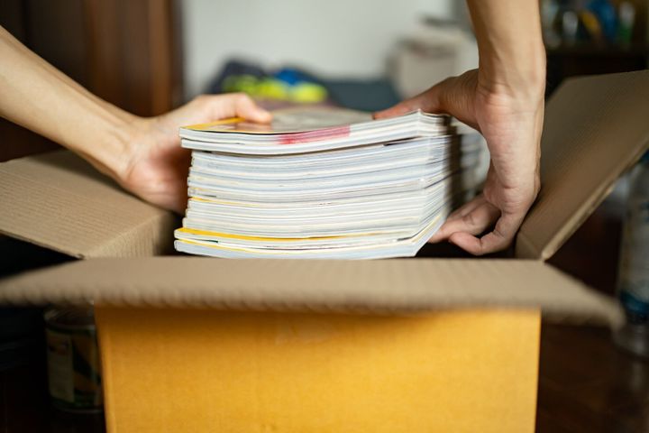 古い雑誌を段ボール箱に入れる