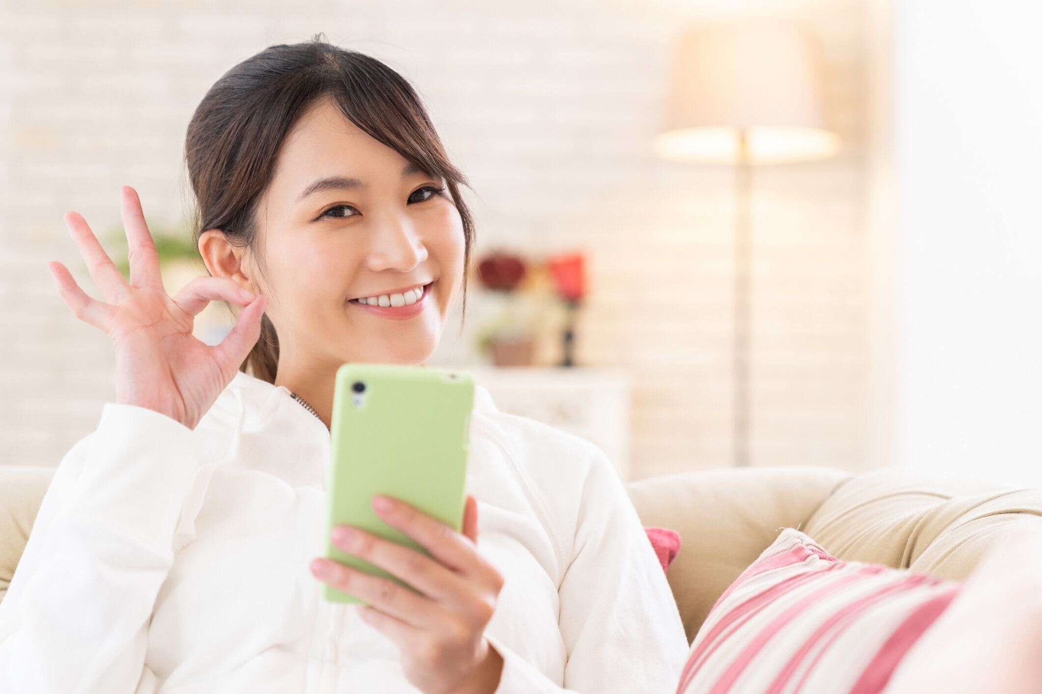 スマートフォンを使用して魅力的なアジアの女性