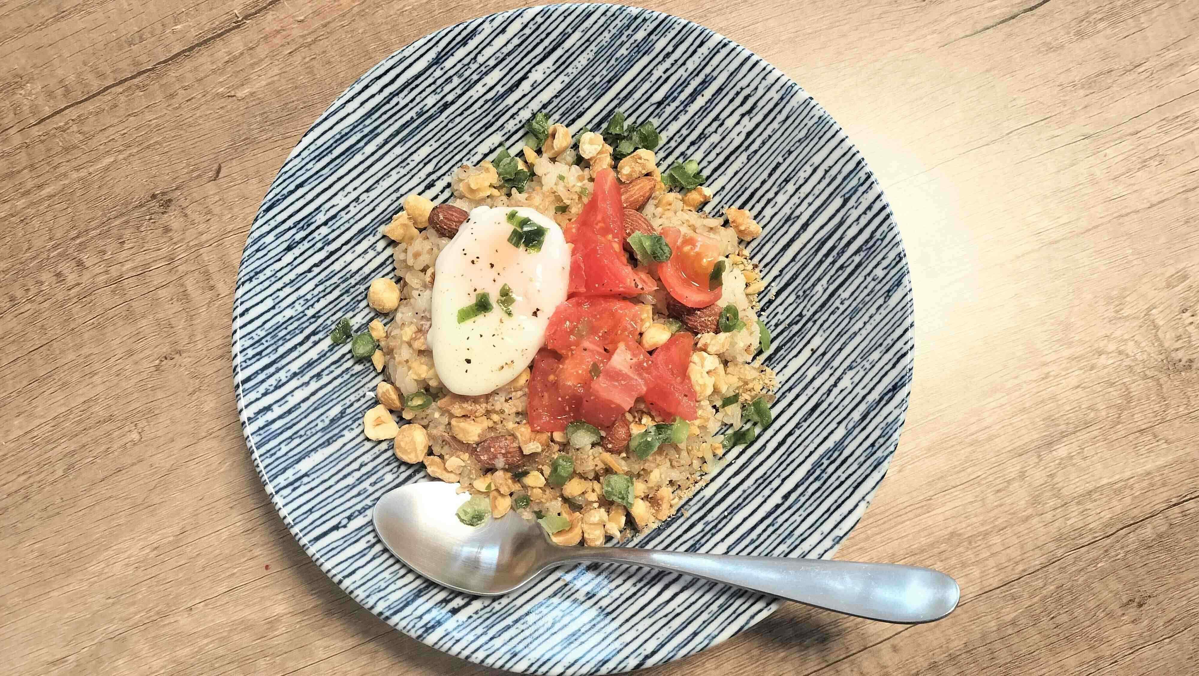 卵やトマト、ナッツをのせたデュカ風ナッツライス