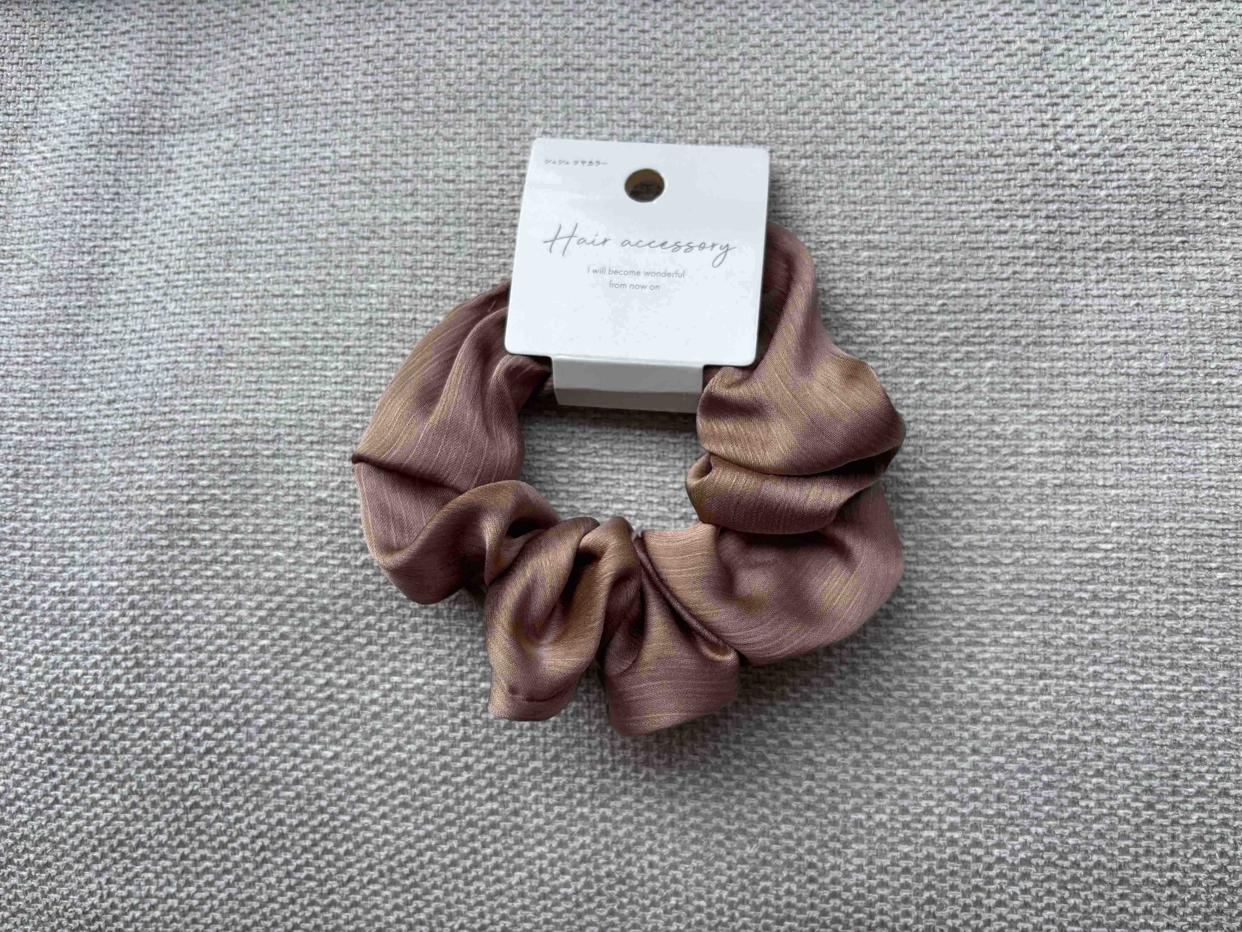 サテン生地のシュシュ