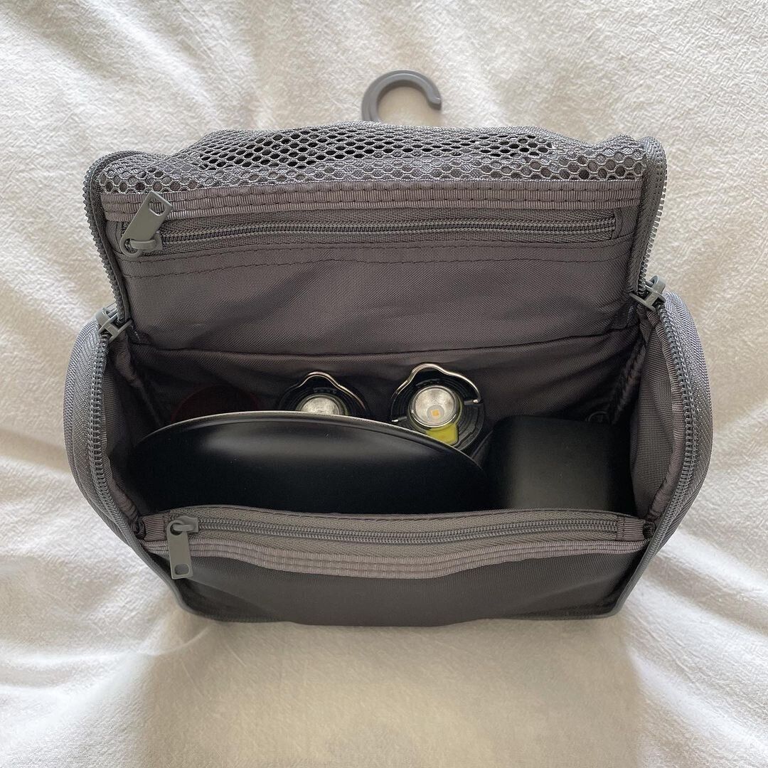 仕切りが多い、吊るせるケース