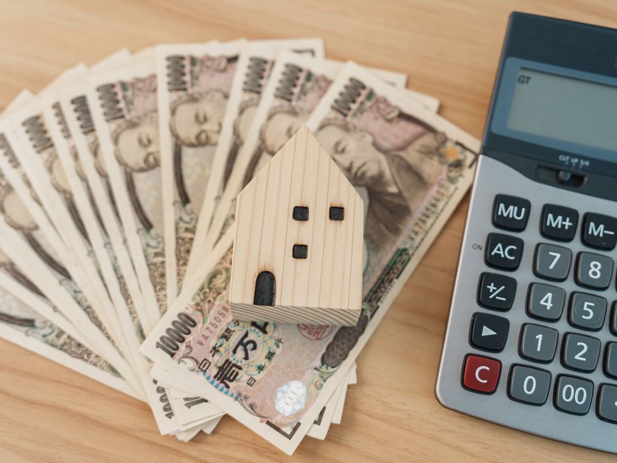 家モデルで日本円紙幣を数える女性。不動産、住宅、住宅ローン、日本の現金、税金、不況経済、インフレ、投資、金融、貯蓄のコンセプト