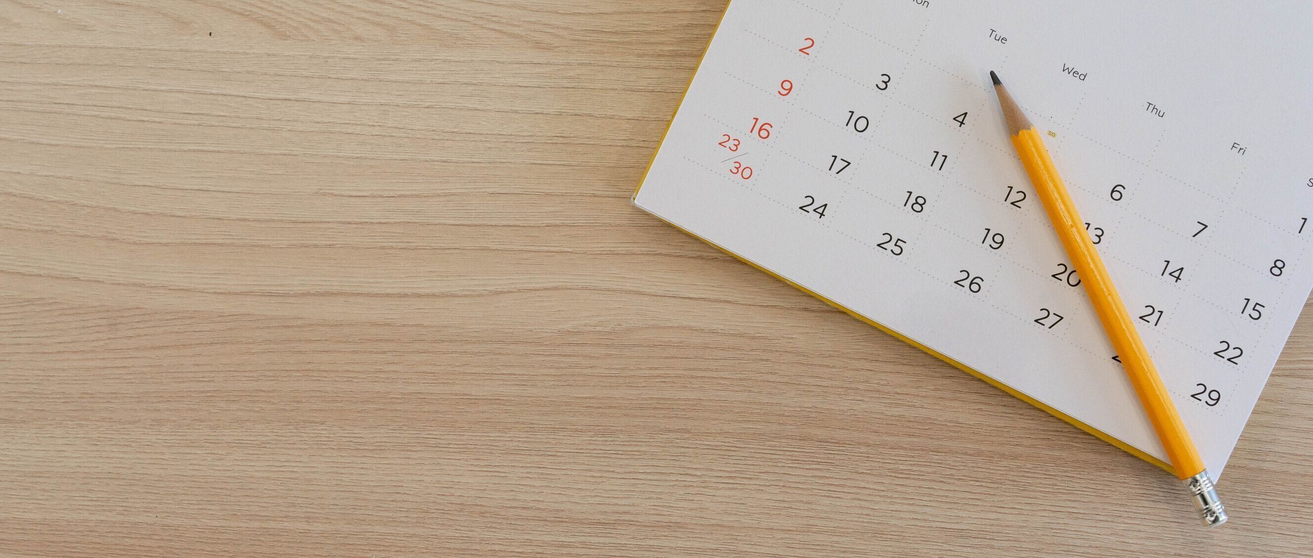 予定の会議を作るか、毎日時刻表を管理するために、白いカレンダー2020のトップビューを閉じる予定の会議を作成したり、毎日の時刻表を管理し、仕事と生活を計画するための木製のテーブ