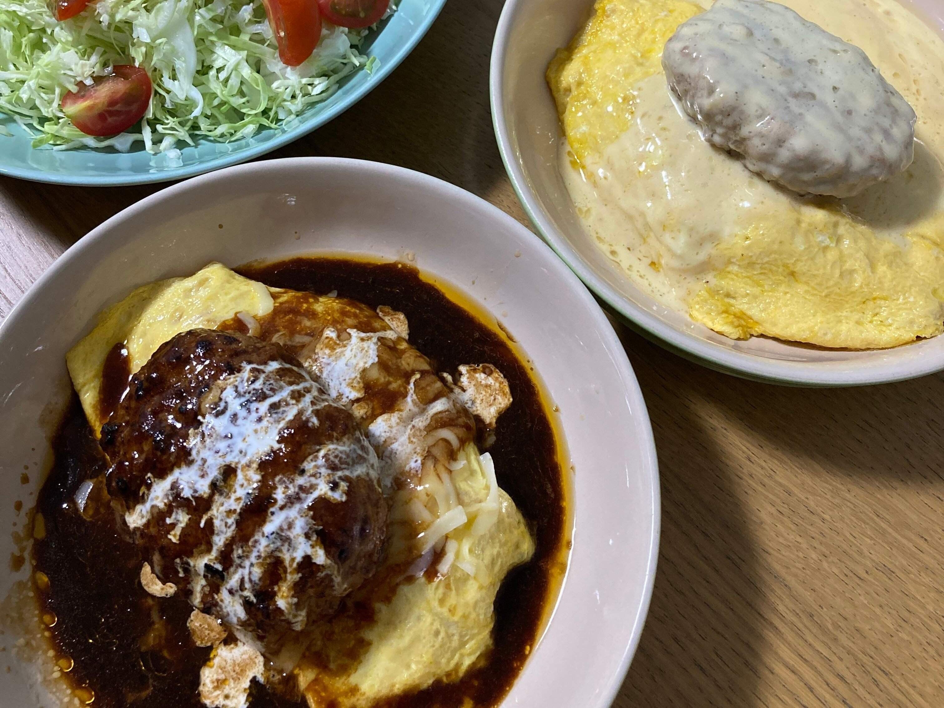 ハンバーグを乗せたオムライス