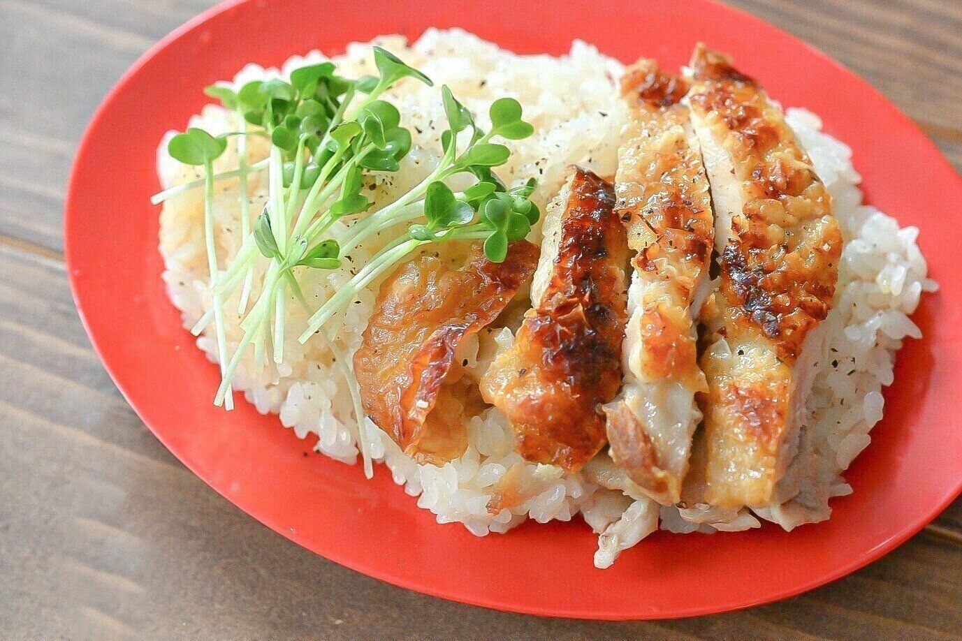 赤い皿に盛られた海南チキン